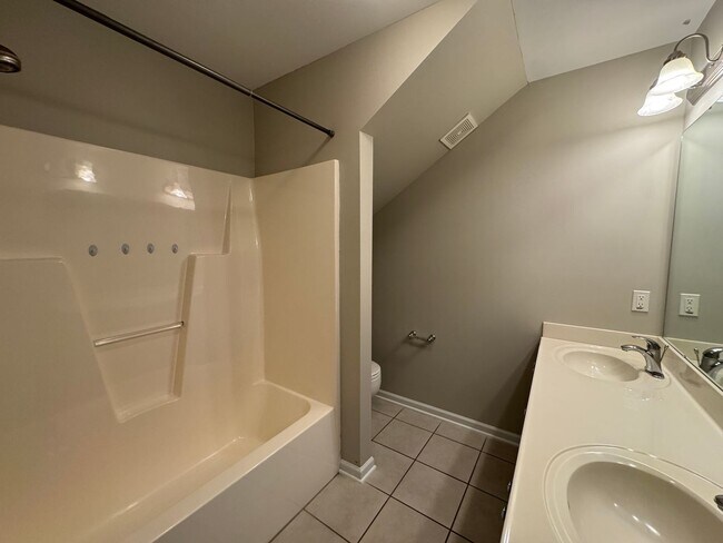 Building Photo - Spacious 3 Bed 2.5 Bath Home with Fenced Yard