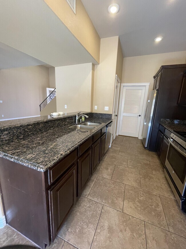 Building Photo - 3724 Coco Palm Dr