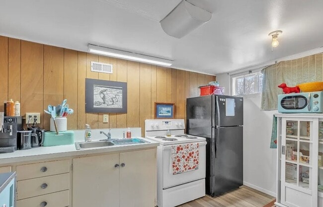 Building Photo - Private 1 bedroom