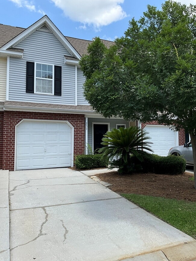 Building Photo - Spacious Townhome in Pooler