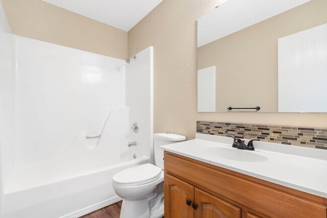 Building Photo - 1621 N Hillcrest Ave