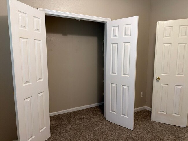 Building Photo - Three Bedroom Updated First Floor Condo at The Legends