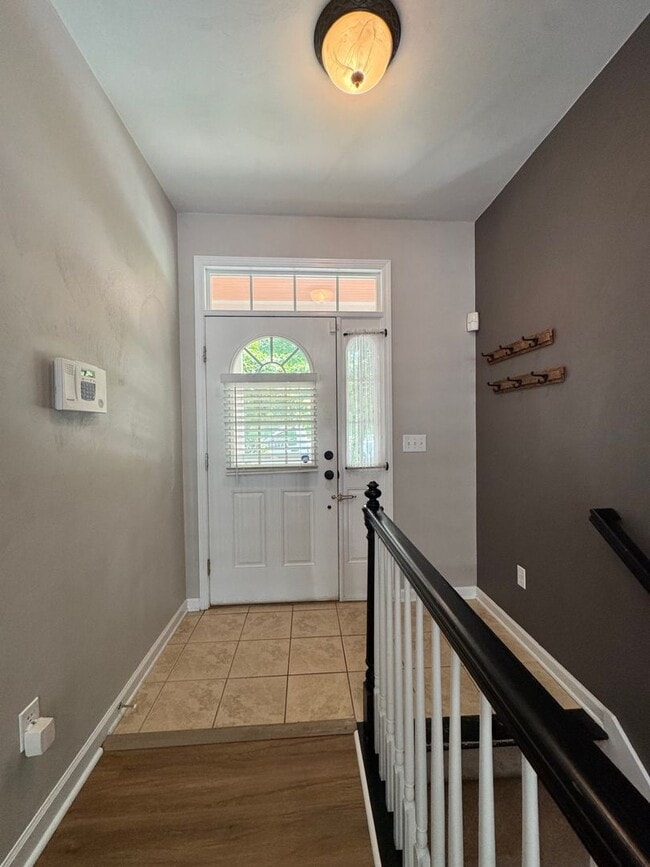 Building Photo - Updated and Spacious 3BR 2Bath House for rent