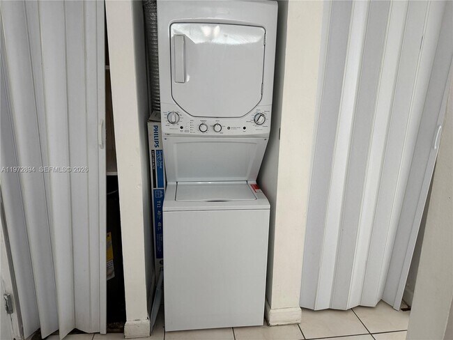 Building Photo - 10000 NW 80th Ct