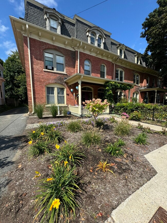 Building Photo - 52 Pomeroy Ave