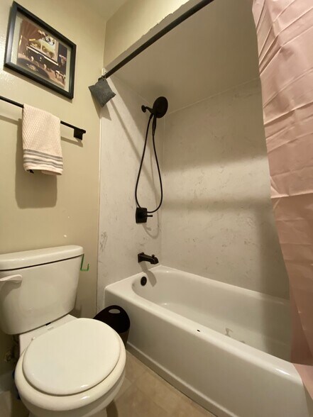Building Photo - 5484 Roundtree Dr