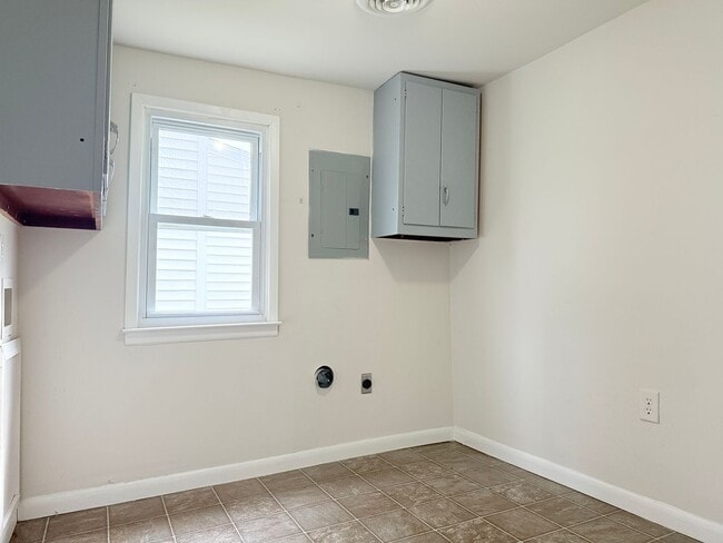 Building Photo - 2 bed, 1 bath Seaford Home with a Private Yard!