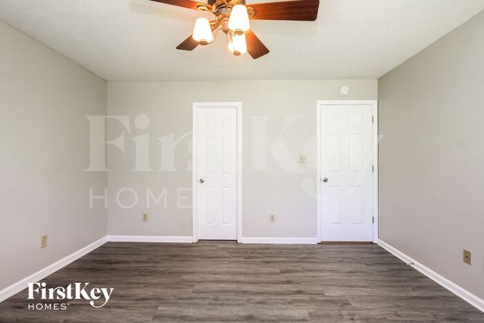 Building Photo - 6747 Long Run Dr