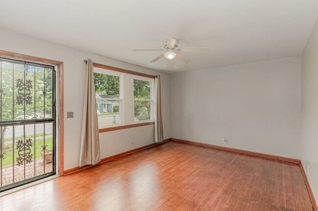 Building Photo - Charming 3 Bedroom 1 Bath Home in West Park!
