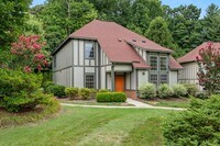 Building Photo - Spacious, Beautiful East Asheville Home