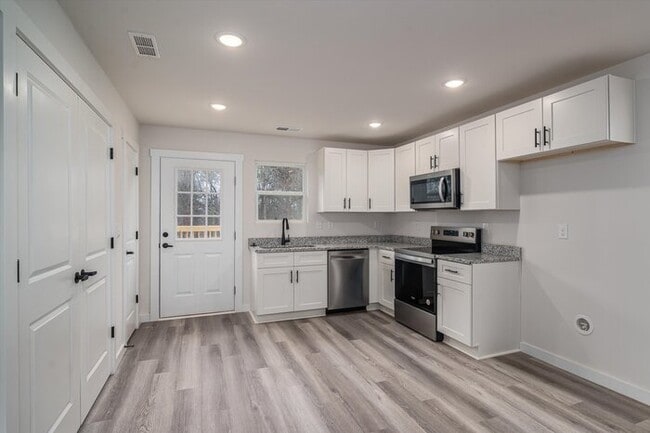 Building Photo - Luxury 3BR Townhome in Hickory – First Mon...