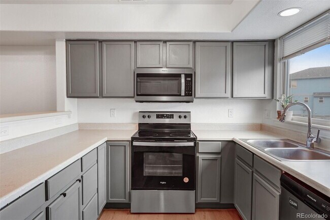 Building Photo - "Charming 2-Bed Townhouse Retreat with 2.5 Baths in Brighton!"