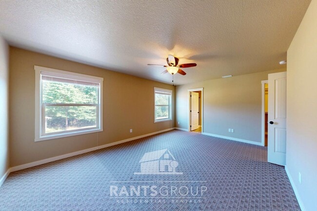 Building Photo - Beautifully upgraded townhome in a quiet L...