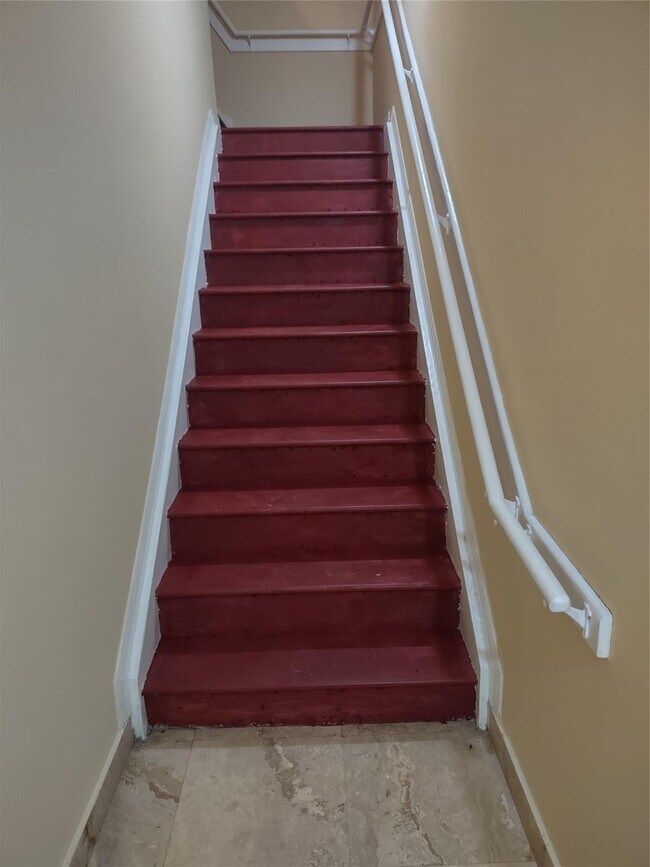 Building Photo - 2404 Belmont Ln