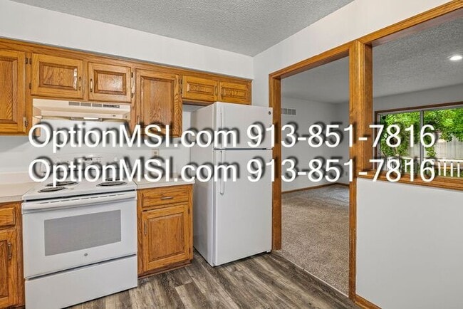 Building Photo - Spacious townhouse