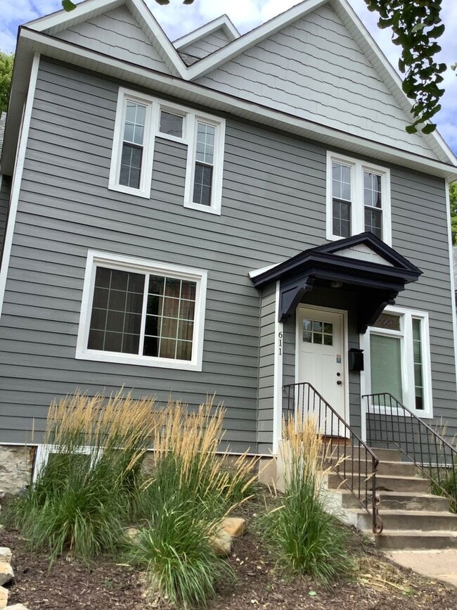 Building Photo - Updated 8 Bedroom house in Dinkytown!