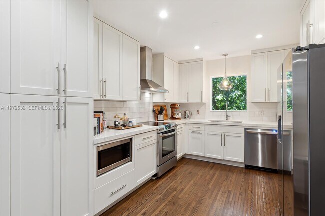 Building Photo - 408 Como Ave