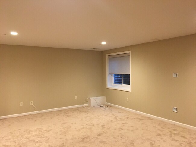 Building Photo - 3 Bedroom, 3 1/2 Bath Condo