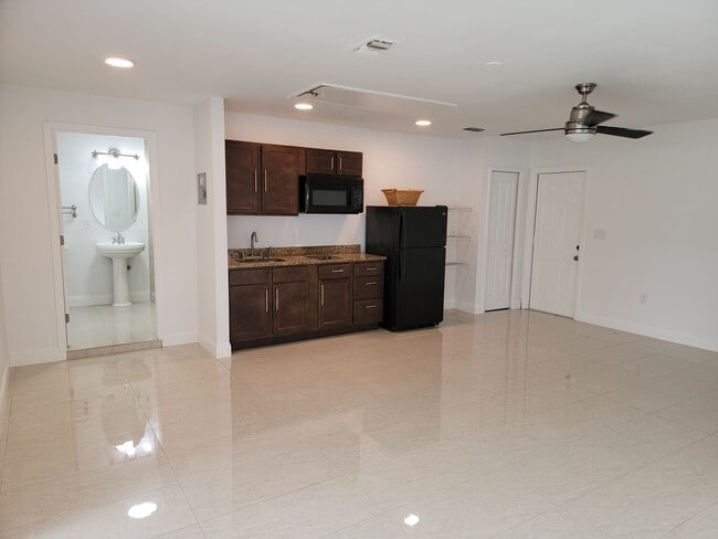 Building Photo - Efficiency, all utilities included kitchen.