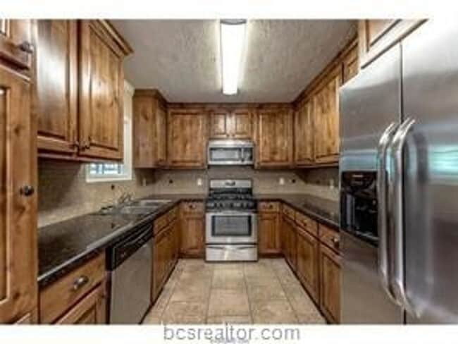Building Photo - Updated 4 Bed, 2 Bath with Spacious Rooms!