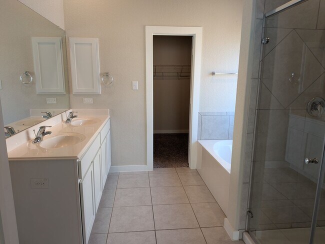 Building Photo - 1 story gem with quick access to Randolph!!