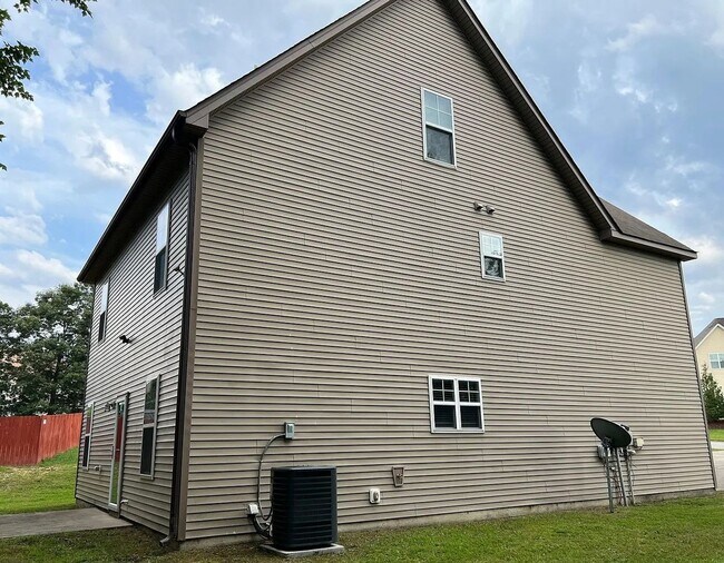 Building Photo - 44 Salisbury Ln