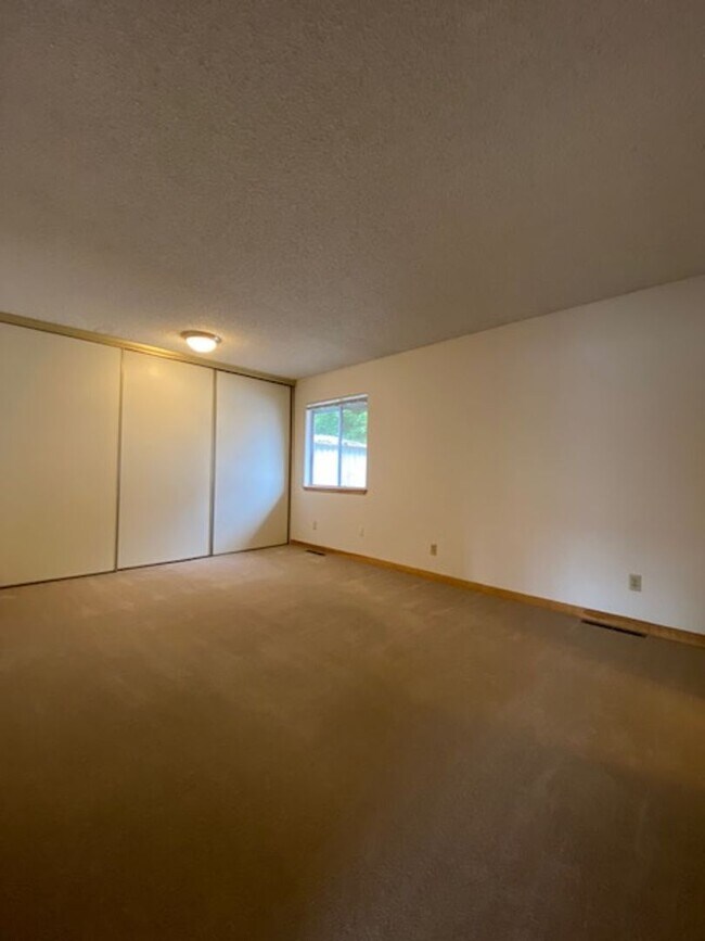 Building Photo - 1151