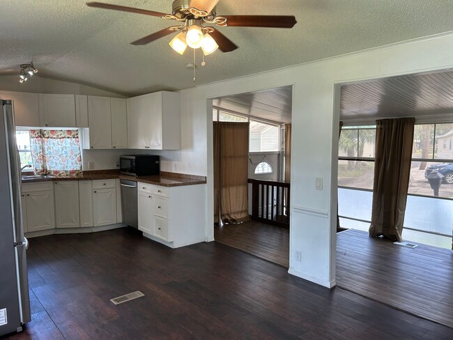 Building Photo - Mobile Home in Sarasota Lakes and Rv