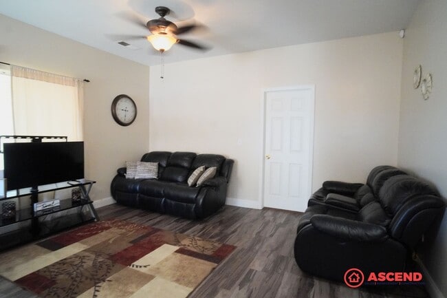 Building Photo - Fully Furnished Home In East Bakersfield!