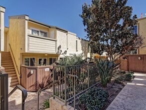 Building Photo - Upscale Condo in Clairemont