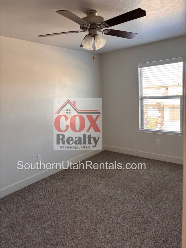 Building Photo - 3 bed / 2.5 bath / 2-car with washer/dryer...