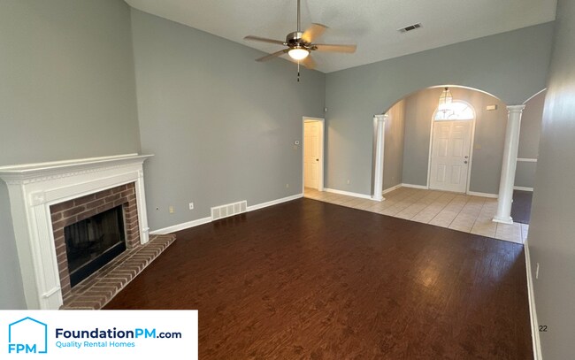 Building Photo - 400 Amundsen Cove