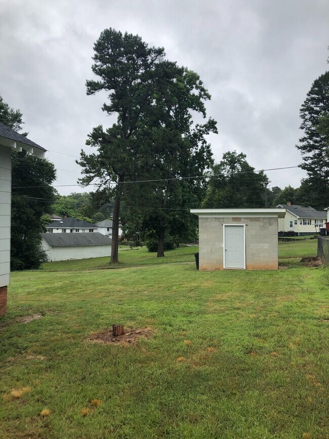 Building Photo - This Single Story Bungalow Home has 2 Bedrooms, 1 Full Bath located in Lyman at Pacific Mills whi...