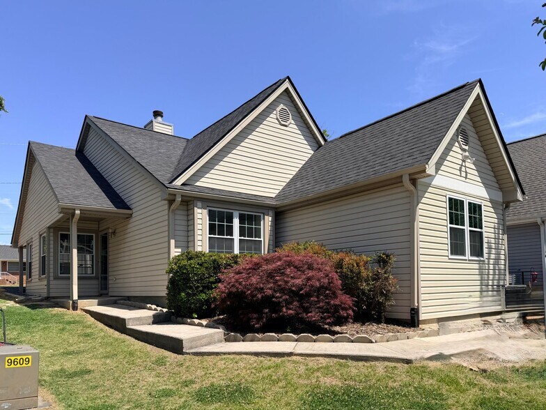 Building Photo - 405 Amberly Dr