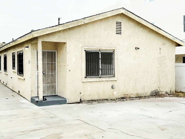 Building Photo - 1325 W 58th St