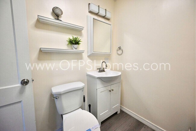 Building Photo - 305 Okaloosa Rd NE