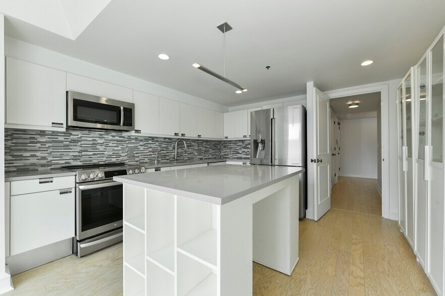 Building Photo - 220 Boylston St