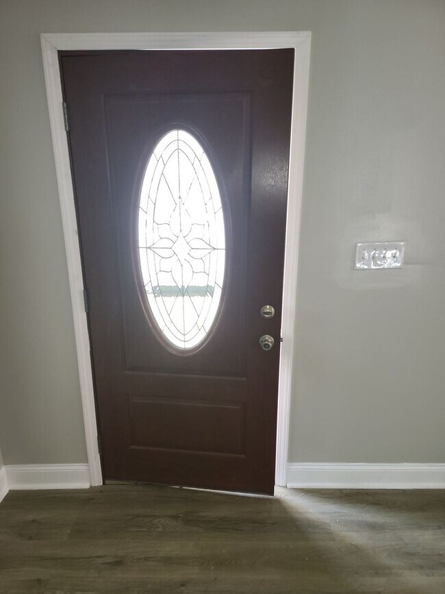 Building Photo - Remodeled 3BR home minutes from Uptown Cha...