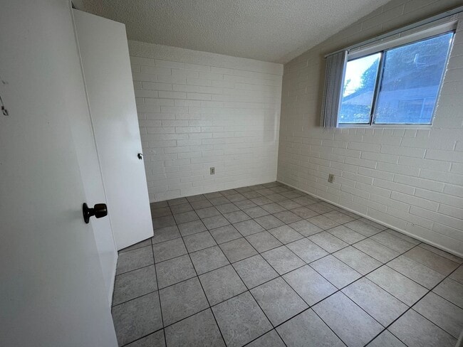 Building Photo - 3 bedroom 1 bath home with yard and covered parking