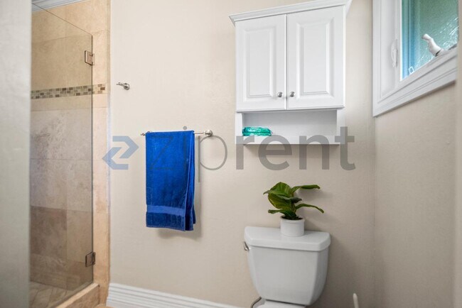 Building Photo - 14541 Oak St