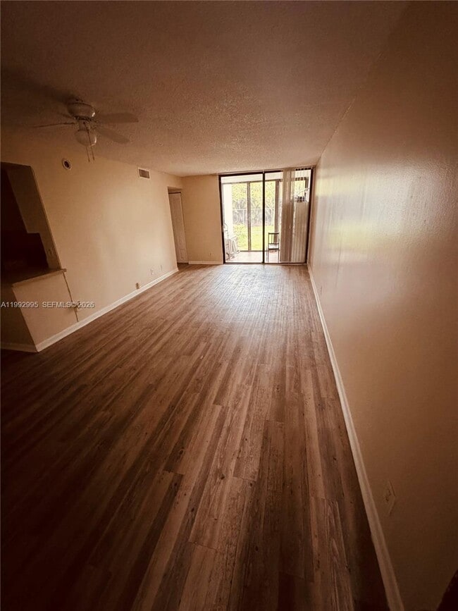 Building Photo - 211 Lake Pointe Dr