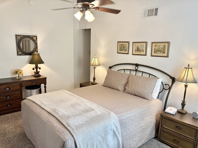 Building Photo - 941 Navidad St