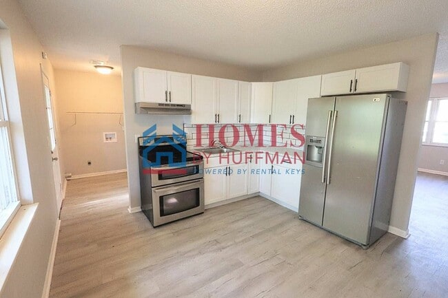 Building Photo - Three Bedroom House | Remodeled & Move in Ready | Deposit Special