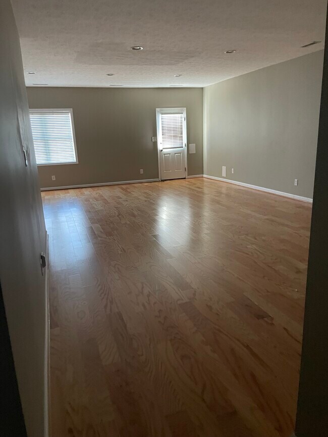 Building Photo - 696 Wyndhurst Dr