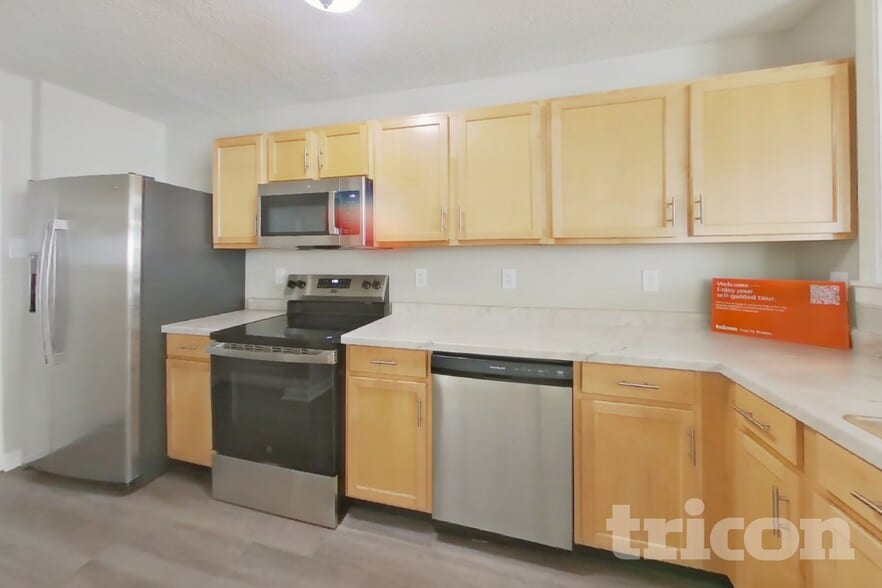 Building Photo - 4525 Connaught Dr E