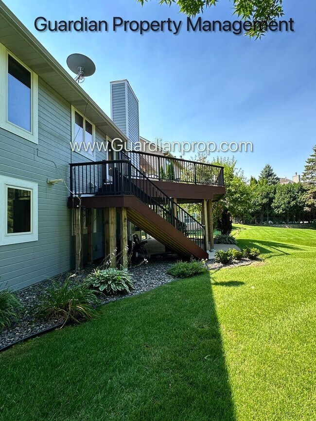 Building Photo - Eagan Single Family Home, 3 Car Garage, La...