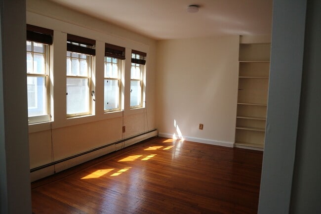 Building Photo - Large pet-friendly 3-bedroom house for ren...
