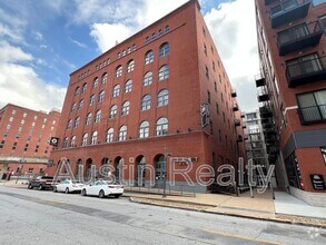 Building Photo - 1004 Spruce St