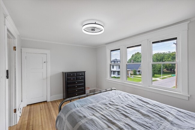 Building Photo - 3 Bedroom; 2 Bathroom near Hanscom Park!