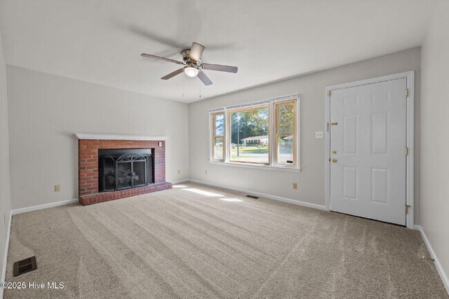 Building Photo - Nice 3 Bedroom Home -2503 Country Club Rd.